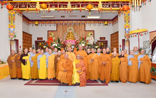 SƯ CÔ THÍCH NỮ PHỔ CHÂU, TRÚ TRÌ TU VIỆN HƯƠNG TỪ BI, LOS GATOS THIẾT LỄ KỲ SIÊU CHUNG THẤT VÀ TRAI TĂNG CHO THÂN MẪU TẠI CHÙA PHỔ TỪ, HAYWARD VỚI SỰ CHỨNG MINH CỦA 28 VỊ TĂNG, NI.