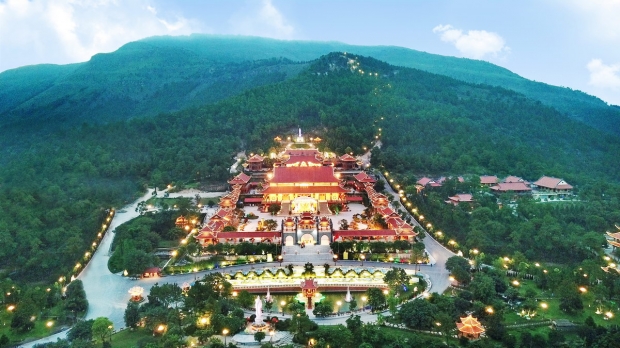 CHÙA BA VÀNG, QUẢNG NINH.