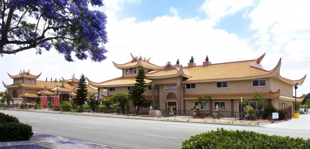 CHÙA BẢO QUANG, SANTA ANA, CALIFORNIA - KIẾN TRÚC MỸ LỆ, MANG NÉT TRUYỀN THỐNG VĂN HÓA PHẬT GIÁO VIỆT NAM.