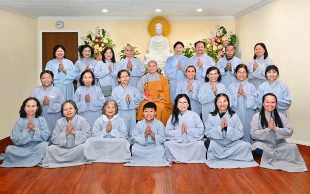 NI SƯ THÍCH NỮ GIỚI HƯƠNG GIẢNG PHÁP TẠI CHÙA ĐẠI BẢO TRANG NGHIÊM, HAYWARD, HOA KỲ.